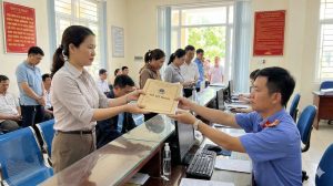 Ứng viên nộp hồ sơ kèm giấy khám sức khỏe xin việc Nhà nước cho cán bộ tiếp nhận tại văn phòng