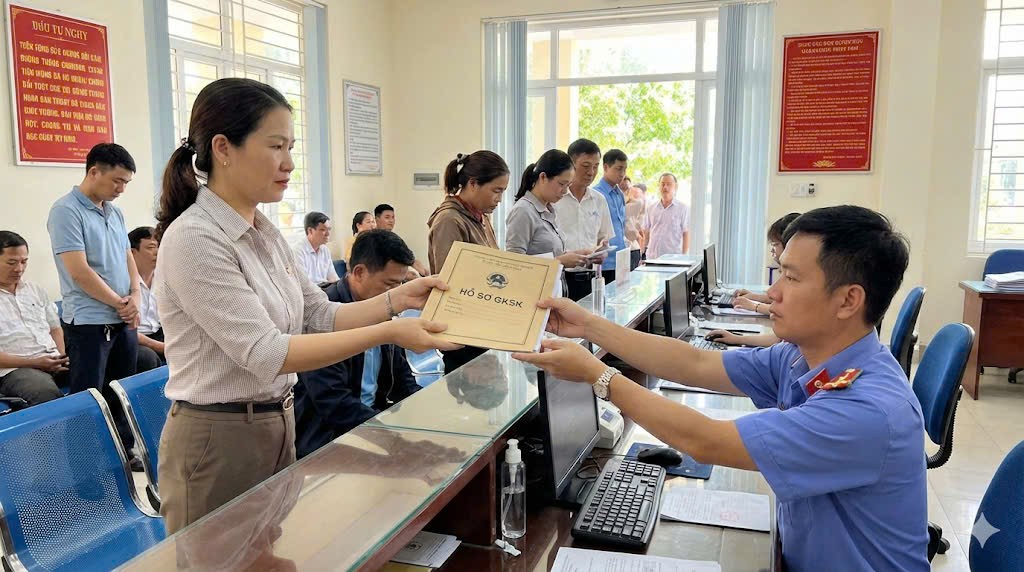 Ứng viên nộp hồ sơ kèm giấy khám sức khỏe xin việc Nhà nước cho cán bộ tiếp nhận tại văn phòng