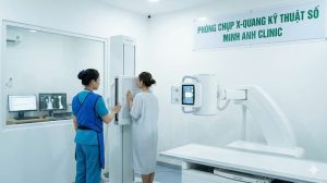 Bệnh nhân thực hiện chụp X-quang ngực thẳng tại phòng khám uy tín với máy móc hiện đại