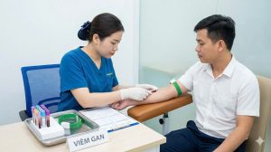 bác sĩ đang lấy máu xét nghiệm viêm gan cho bệnh nhân