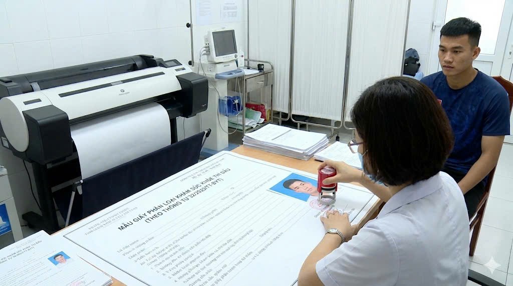 Mẫu giấy phân loại khám sức khỏe thi đấu A3 giáp lai ảnh lấy ngay